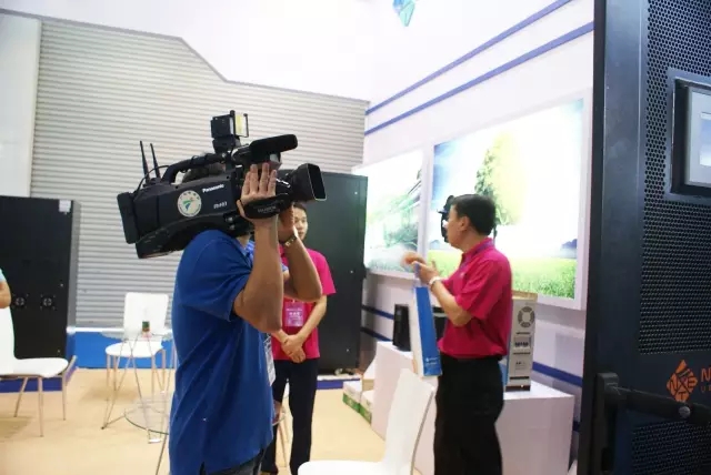 广东电视台在平博体育博彩展厅拍摄报道